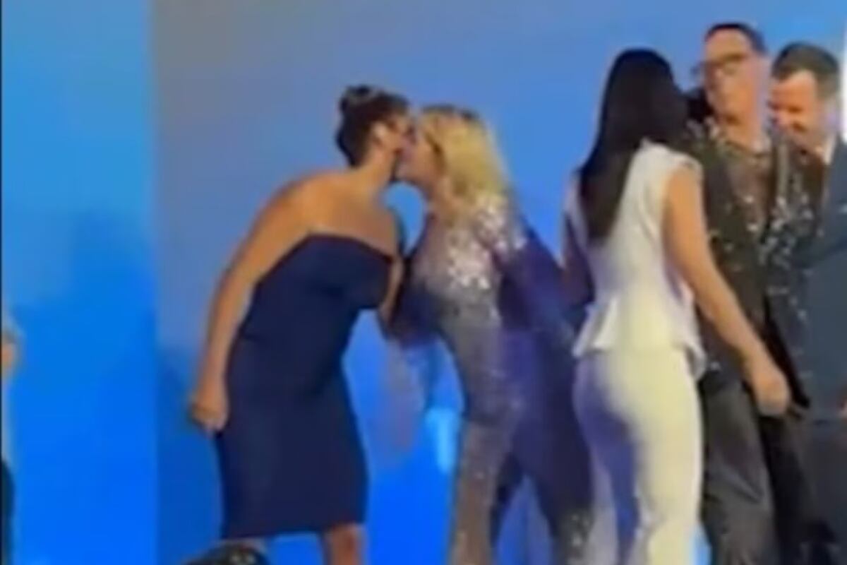 Gisela Valcárcel y Karla Tarazona se dan un beso en la preventa de Panamericana. (Foto: Captura/Instarándula)