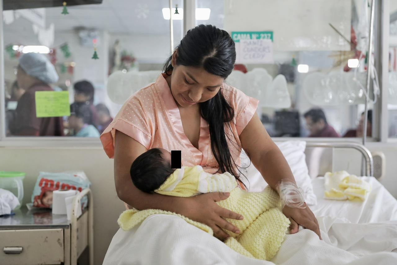 Mamá con su bebé recién nacido este 2025 de diciembre. Fotos: Joel Alonzo / @photo.gec