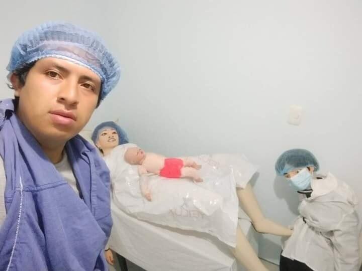 Joven bogotano con novia de trapo compartió fotos del ‘nacimiento de sus hijos’. (Foto: Cristian Montenegro)