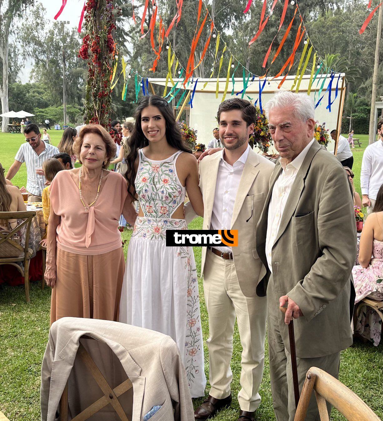 Mario y Patricia con los novios, Josefina y Emiliano. (Foto: AVLL)