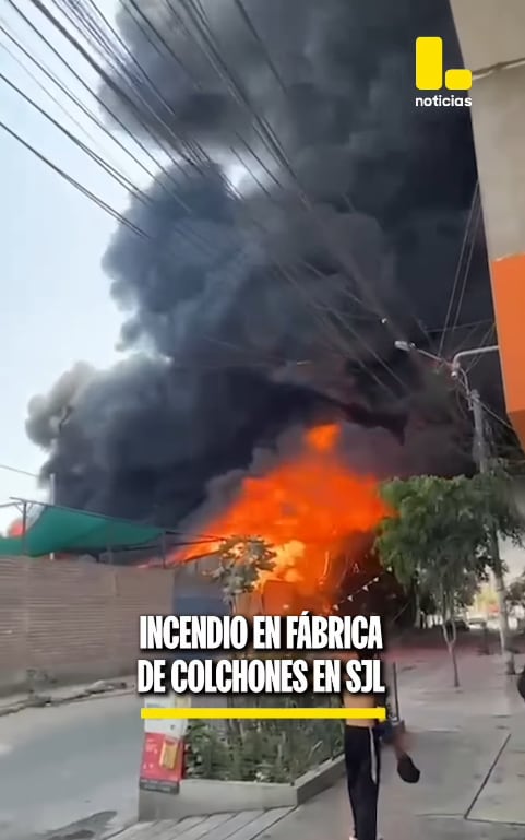 Fuego consume almacén de colchones en San Juan de Lurigancho este Jueves Santo.