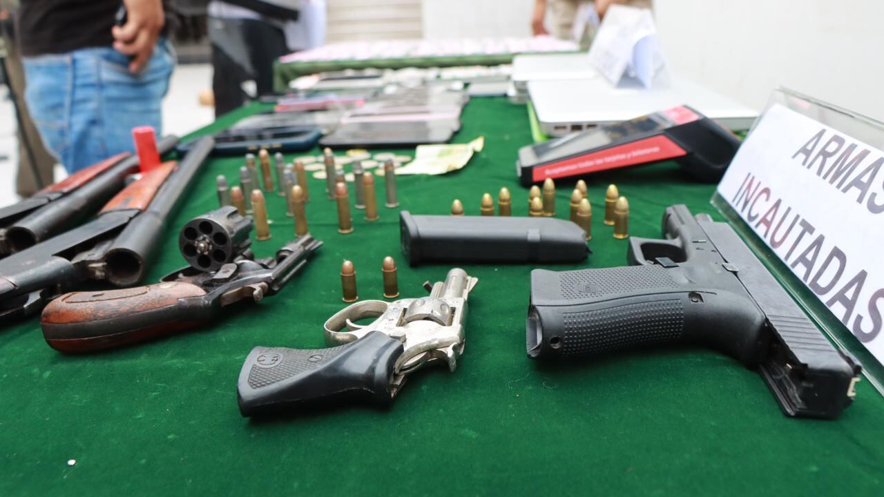 Armas de corto y largo alcance fueron incautados por la Policía en los baños de discoteca de San Juan de Lurigancho. | Foto: Policía Nacional del Perú
