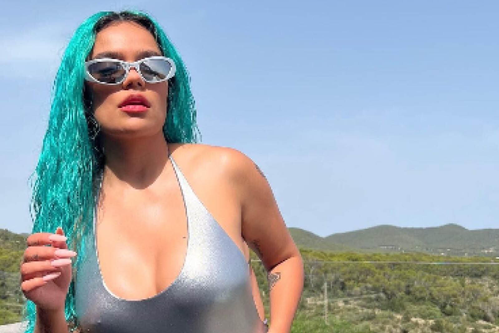 Con una figura de infarto, la colombiana Karol G se tomó unas fotografías de infarto en una desconocida playa (Foto: Karol G/Instagram)