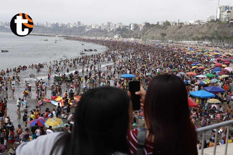 El público decidió pasar el primer día del 2024 en la playa. (Julio Reaño/@Photo.gec)