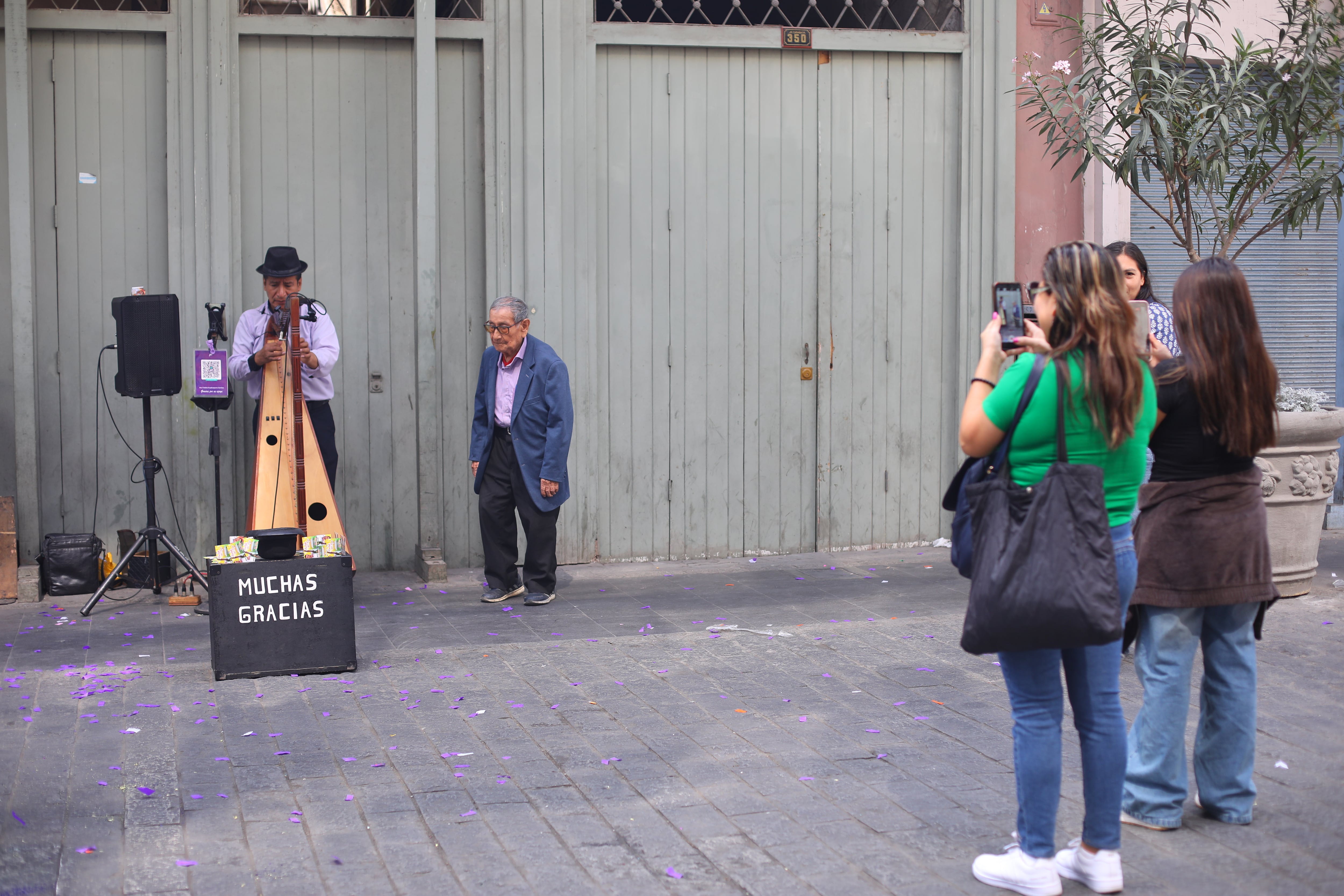 ‘Luchito del Arpa’ encontró en las calles de Lima el escenario para compartir su música y mantener vivo su gran sueño. Foto: Antonio Melgarejo.