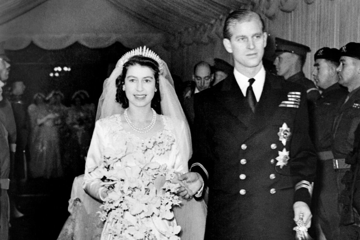 Isabel II y Felipe de Edimburgo el día de su boda en noviembre de 1947. (Foto: AFP)