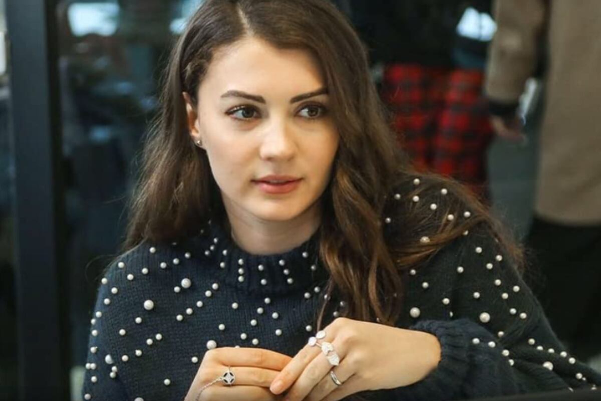 Burcu Özberk interpretando a Ayse en la novela (Foto: Arc Film)