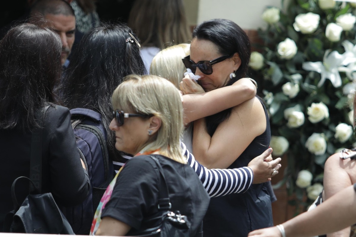 Cintya Martinez, esposa de Pedro Suarez Vertiz, recibe las condolencias de los fanáticos.
Fotos Britanie Arroyo / @photo.gec