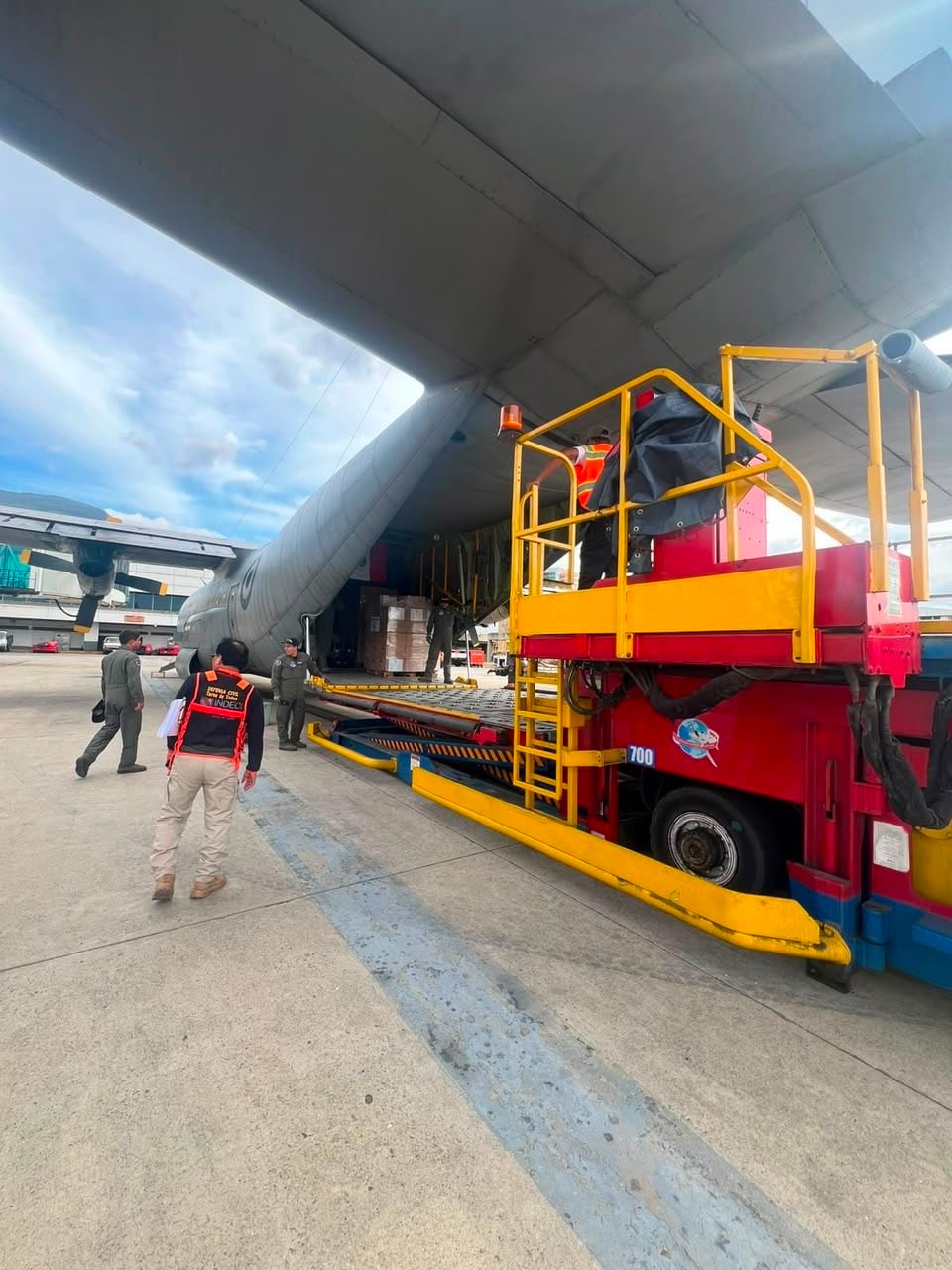 El avión Hércules de la Fuerza Aérea del Perú arribó a Caracas y se inició la descarga de las más de 14 toneladas de ayuda humanitaria.