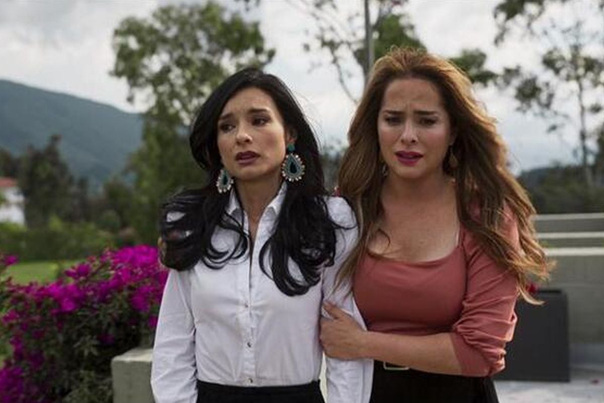 Norma consuela a Jimena por la situación en su matrimonio. Su hermana la necesita, por lo que no parará hasta descubrir la verdad (Foto: Telemundo)