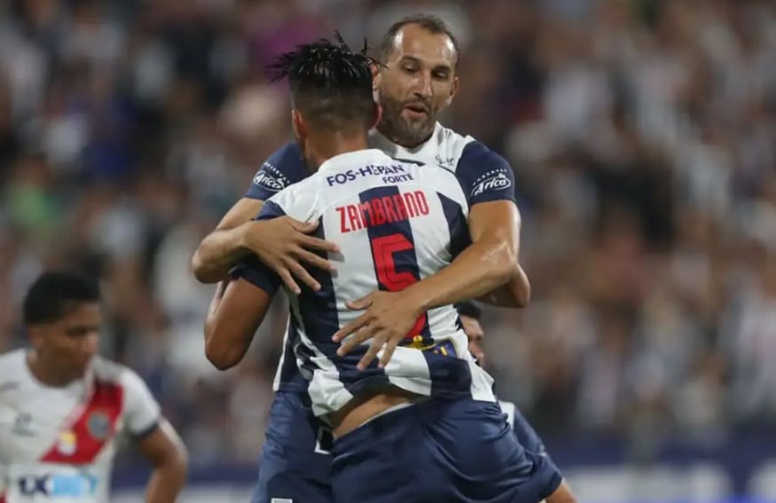 Carlos Zambrano y Hernán Barcos. Foto: Andina