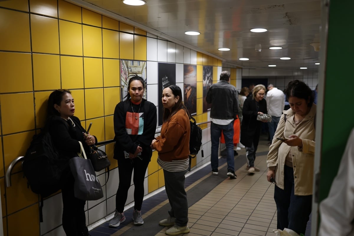 Personas se refugian en una estación de metro en Haifa, Israel, el 1 de marzo de 2026. (Foto: EFE/EPA/ATEF SAFADI)