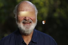 Hallan muerto a director de Hollywood junto a su esposa: El caso se investiga como un aparente homicidio