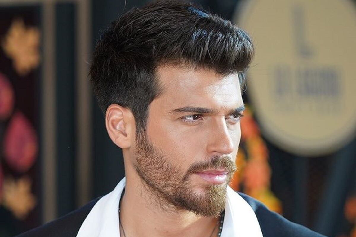 Can Yaman como Özgür Atasoy en "El hombre equivocado" (Foto: Gold Film)