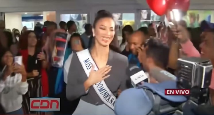 La modelo de 25 años fue recibida en medio de una multitud de seguidores en el aeropuerto de República Dominicana (Foto:CDN47 / Youtube)
