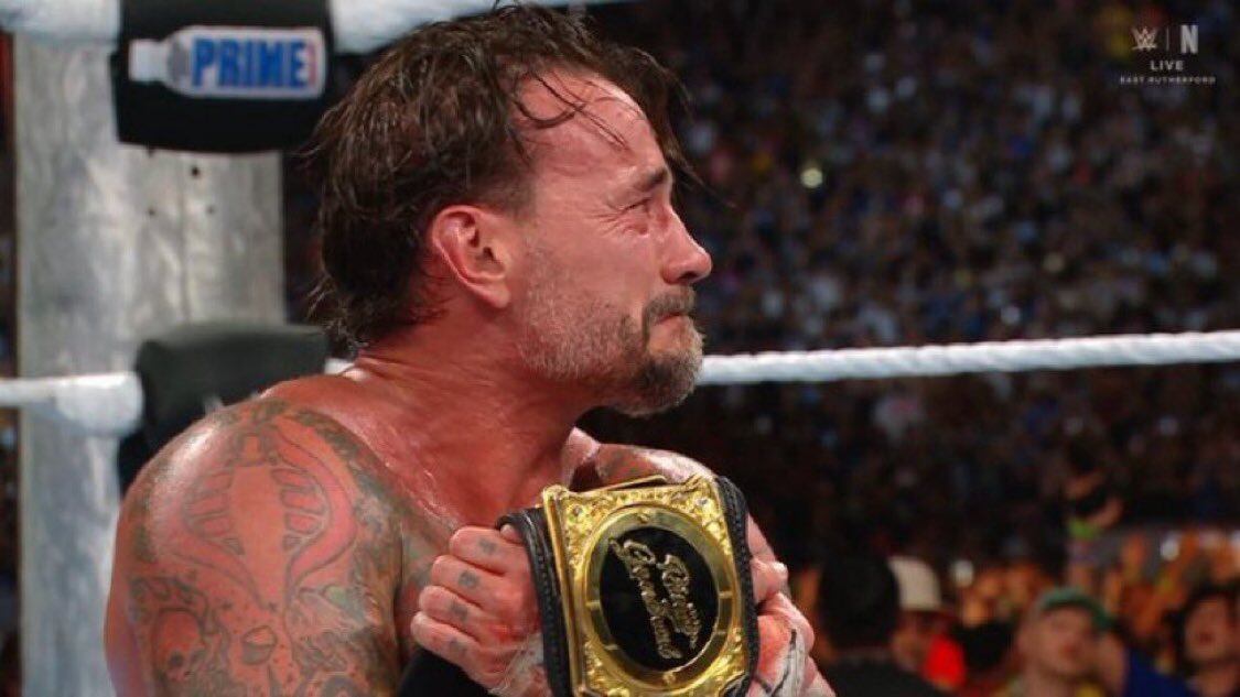 Poco le duró la alegría a CM Punk. Seth Rollins canjeó el maletín de Money in the Bank. (WWE)