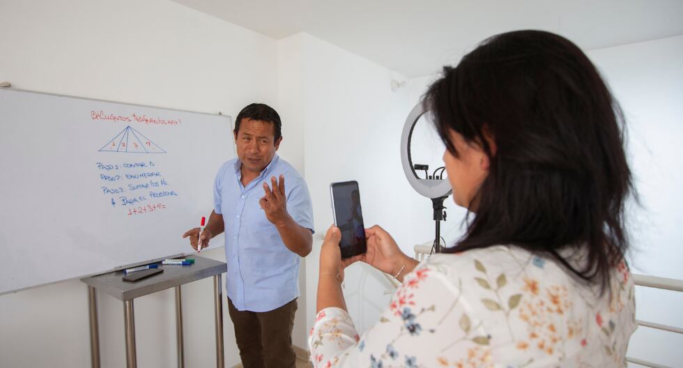 Su esposa y sus hijos lo ayudan a grabar sus videos. (Foto: GEC)