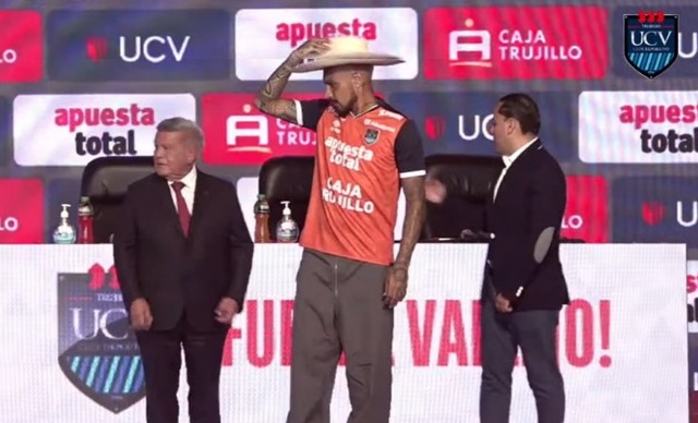 Paolo Guerrero con sombrero.