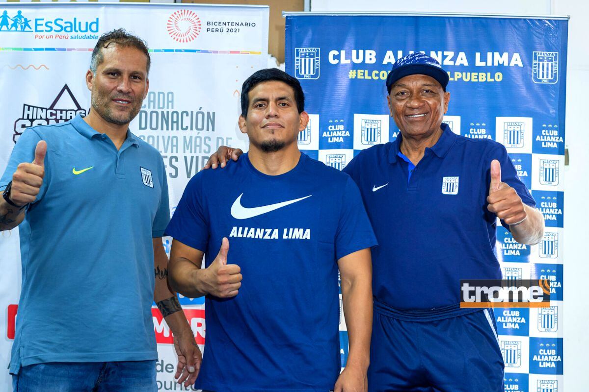 Leao Butrón y Jose Velásquez junto en ayuda a Roberto Chale (Foto: @clubALoficial)