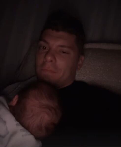 Ignacio Baladán cuidando a su bebé de madrugada.