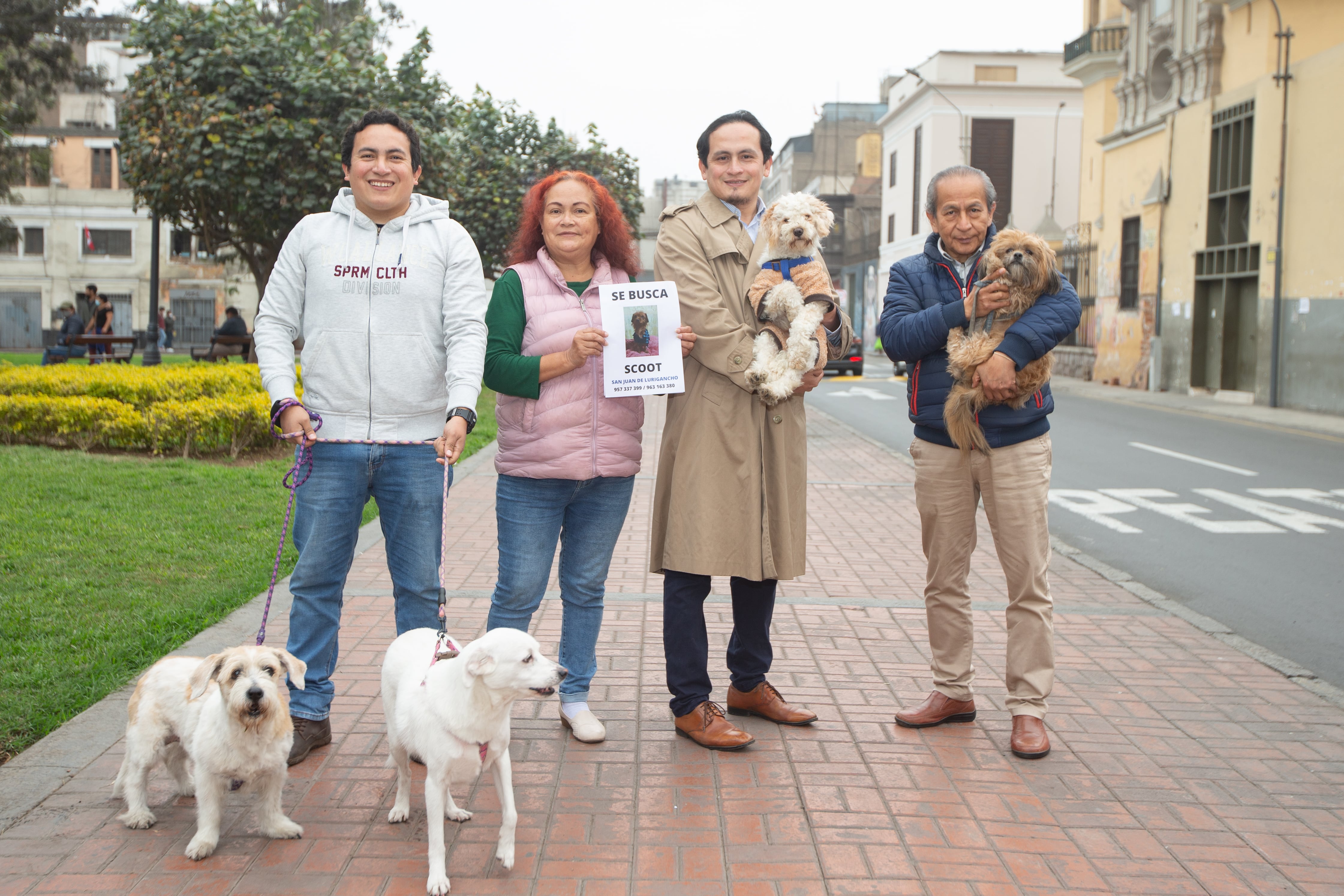 Sus padres y hermano le ayudan en la búsqueda de mascotas perdidas. Foto: Violeta Ayasta