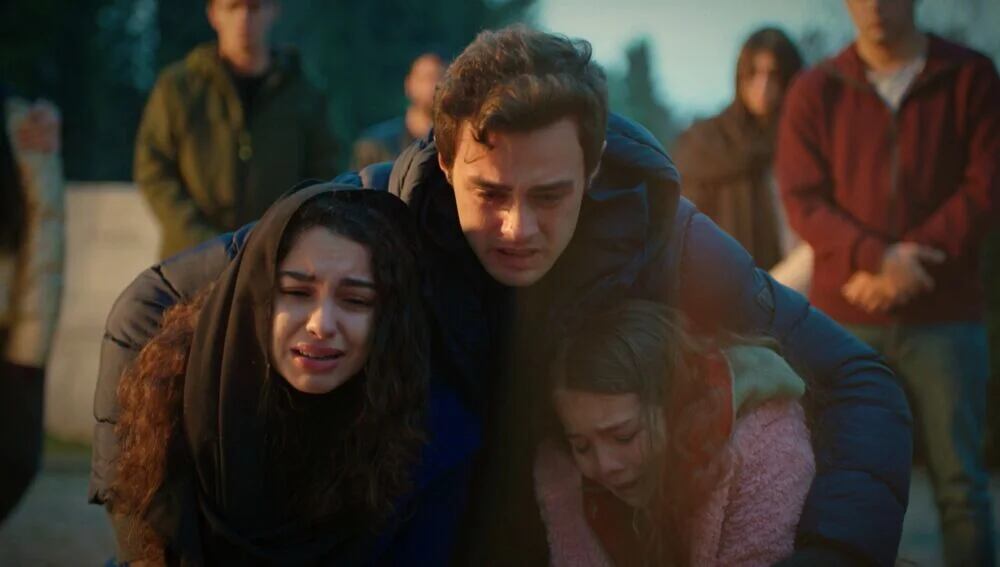 El funeral de Kadir en la telenovela turca "Hermanos" (Foto: NG Medya)