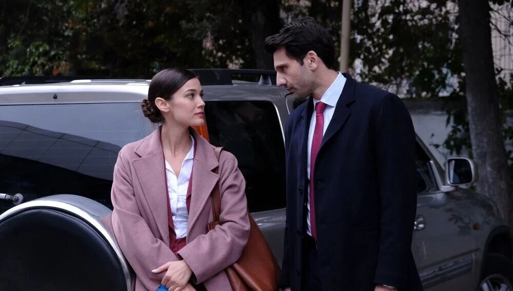 “Secretos de familia” está protagonizada por Pinar Deniz y Kaan Urgancıoğlu (Foto: Ay Yapım)