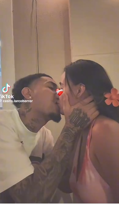 Samahara Lobatón y Youna aceptan el reto de besarse si venden todas las rifas pro-salud del barbero.