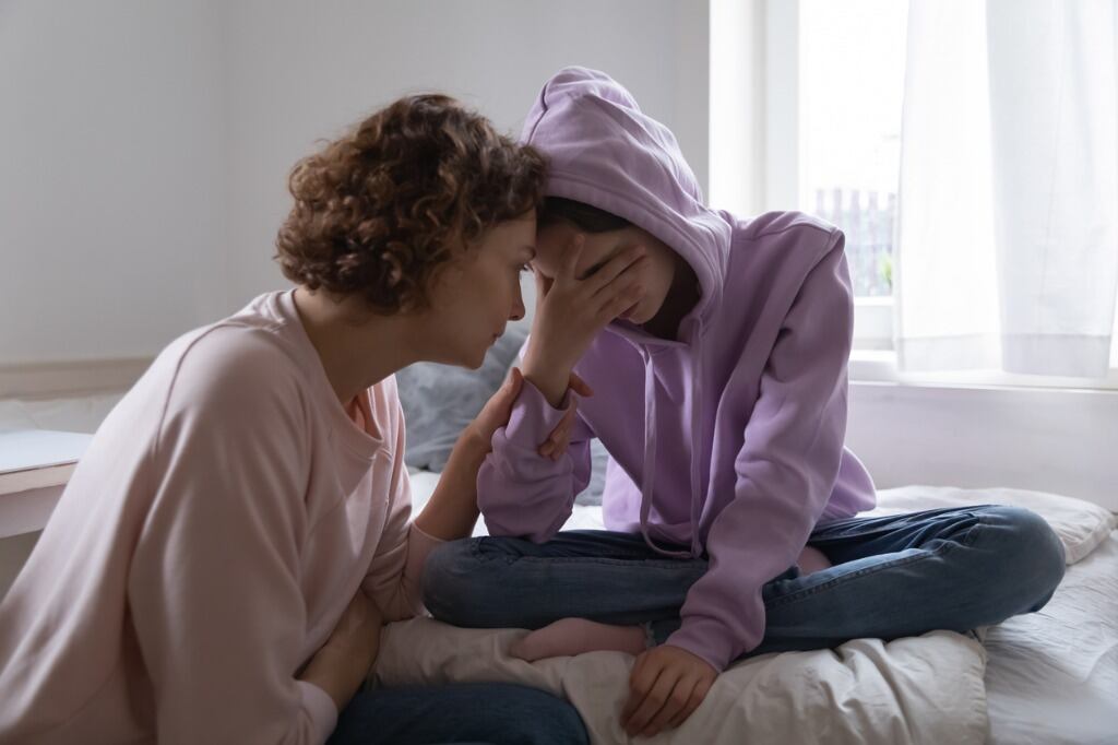 Si detectamos que nuestros hijos pueden estar en una relación tóxica lo primero que debemos hacer es afrontar el problema y hablarlo con ellos. Foto: iStock.