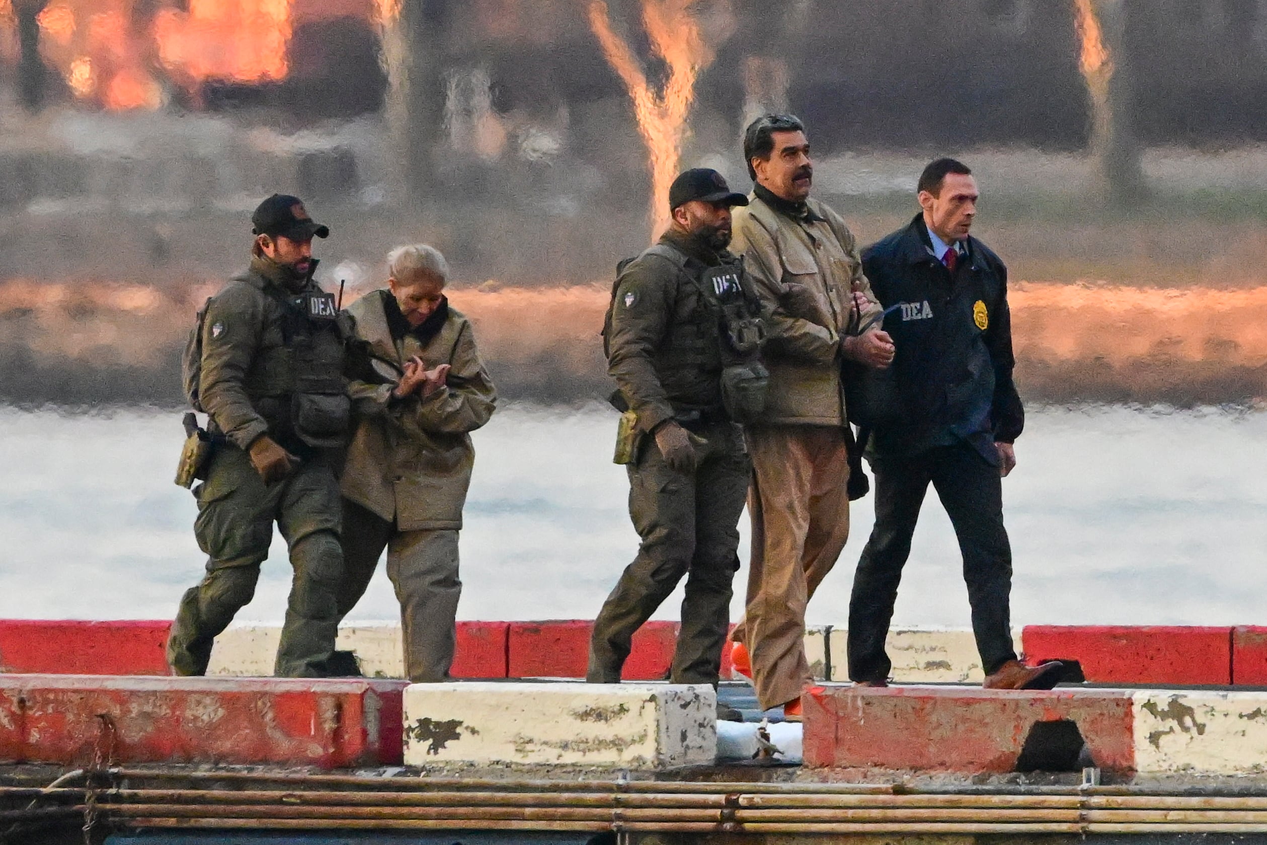 El presidente venezolano Nicolás Maduro y su esposa, Cilia Flores, llegan al helipuerto de Wall Street durante su traslado al juzgado federal para su comparecencia en Nueva York, EE. UU., el 5 de enero de 2026. Foto: EFE/EPA/Stringer
