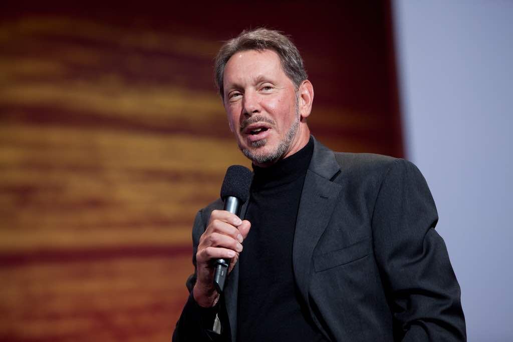 Larry Ellison da un discurso (Foto: AFP)