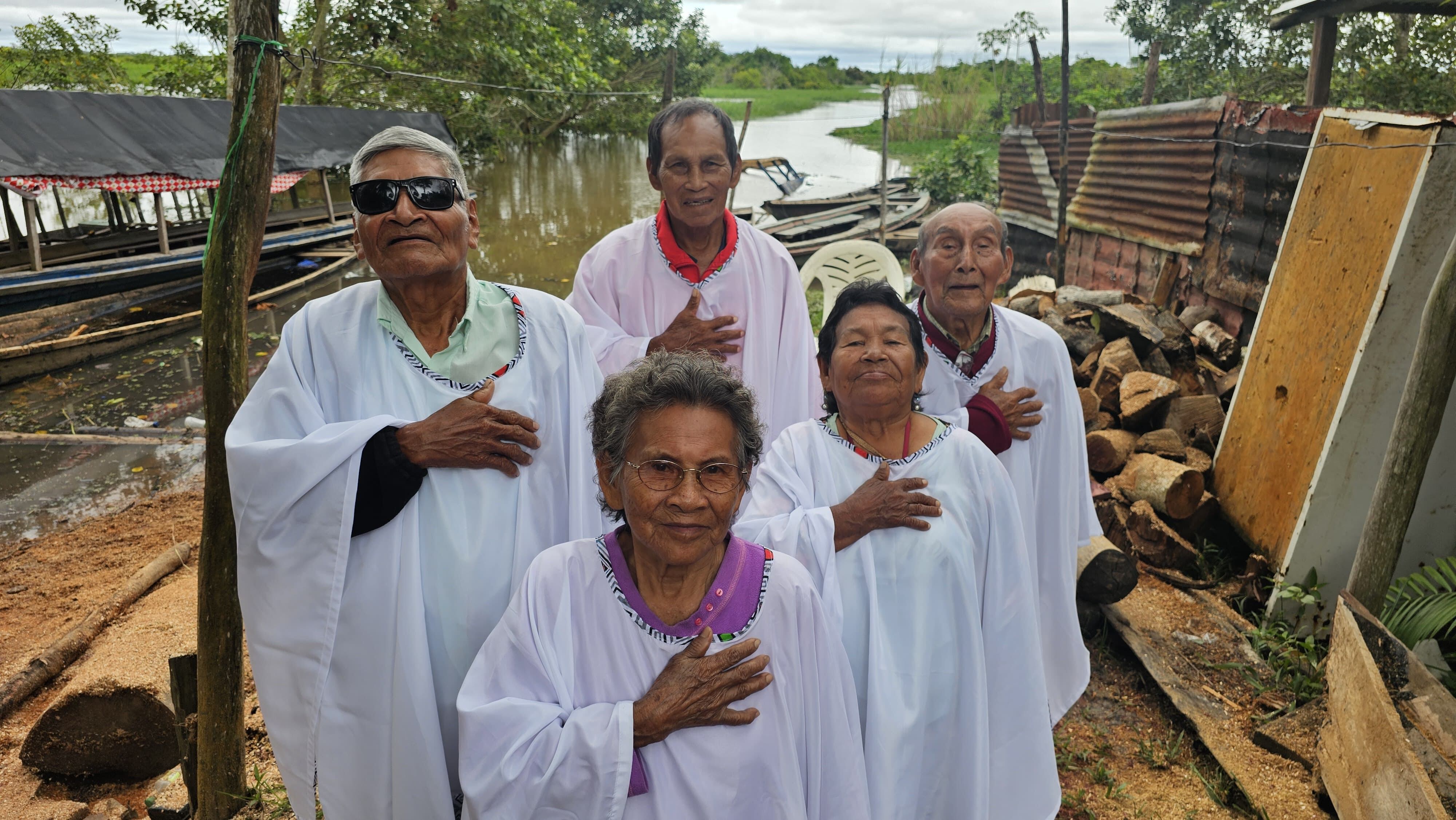 Miguel Aquituari, Pascual Shupingahua, Elena Aquituari, Gimia Aricara y Bernardo Ahuanari. Ellos son los miembros del coro Tapaka Mëmuki.