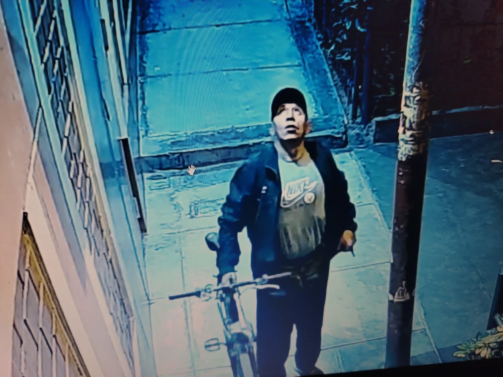 Este es el delincuente. Su rostro fue grabado por cámaras de videovigilancia.