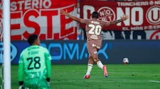 Alex Valera abre la cuenta en el duelo entre Universitario y Cusco FC | VIDEO