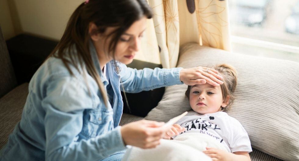 Madre cuida a su hijo con fiebre (Foto: Istock)
