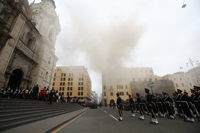 Se registró un amago de incendio al costado de la catedral de Lima. Esto provocó una gran humareda en la plaza de armas de Lima. Fotos : jorge.cerdan/@photo.gec
