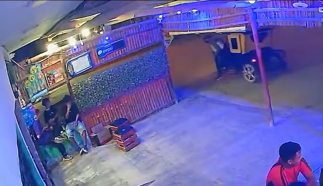 Del mototaxi bajaron delincuentes que ejecutaron a barbero. (Redes sociales)