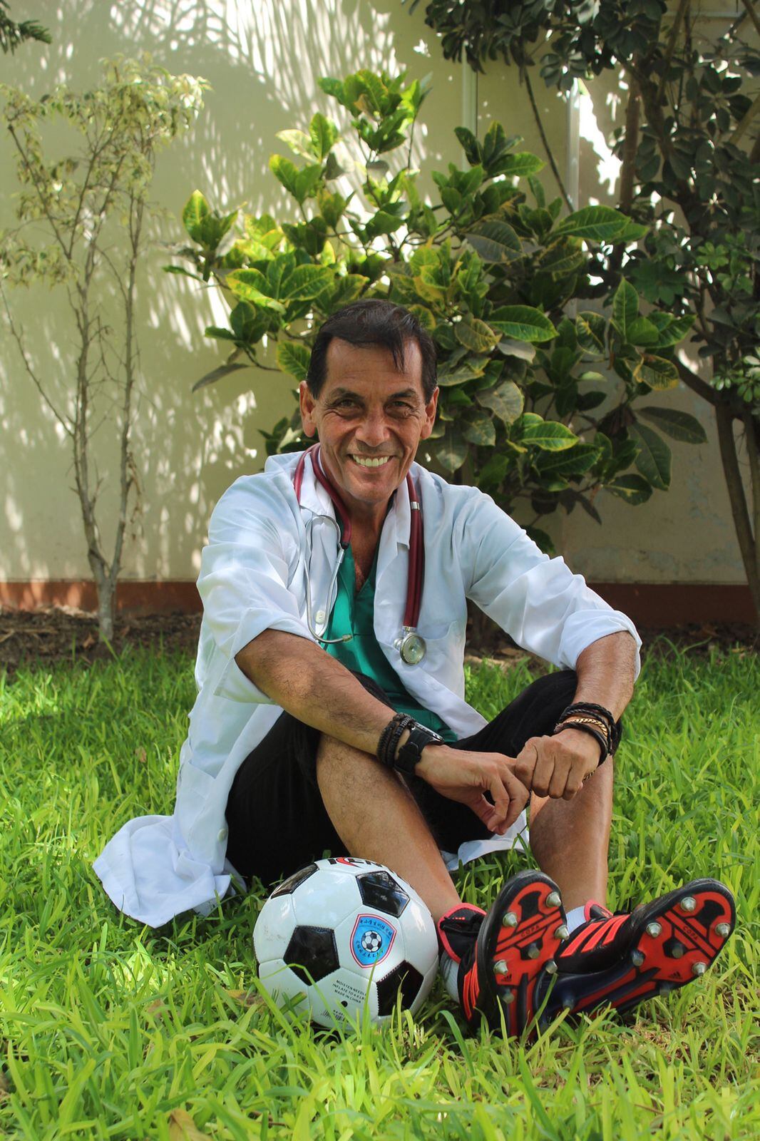 El médico Julio Grados acaba de publicar 'Los meniscos del fútbol peruano'