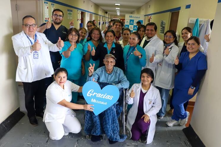 Gustavo Bueno fue dado de alta tras pasar por complicada cirugía de columna.
