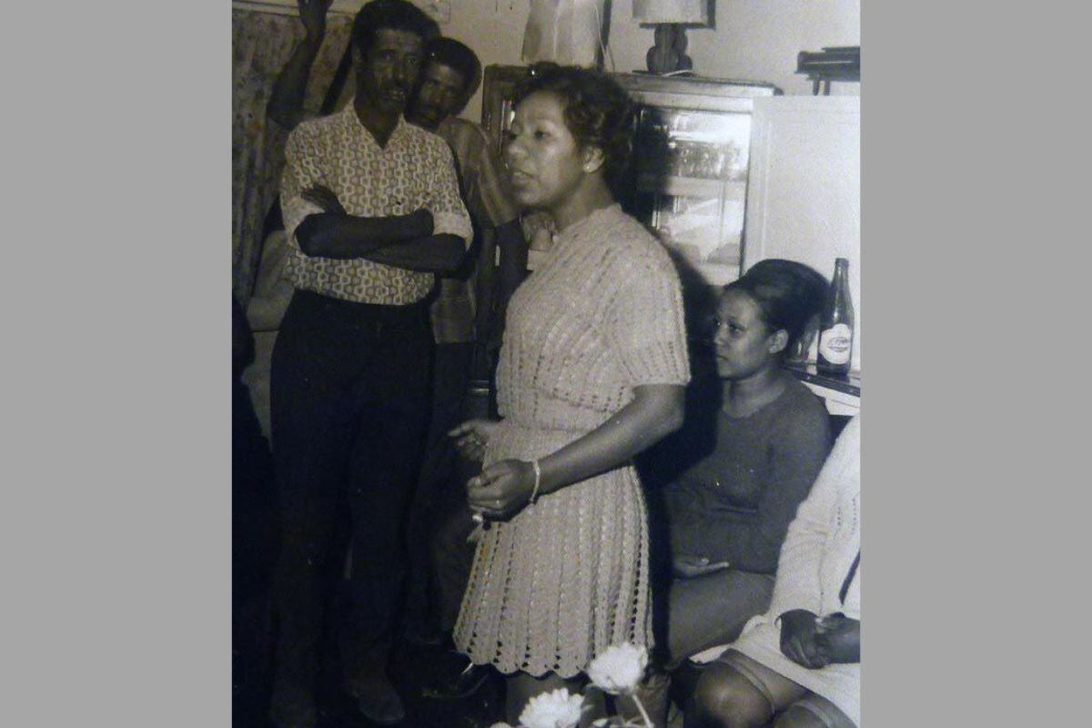 Bartola a los 15 años, cantando en un cumpleaños familiar. (Archivo personal de Bartola)