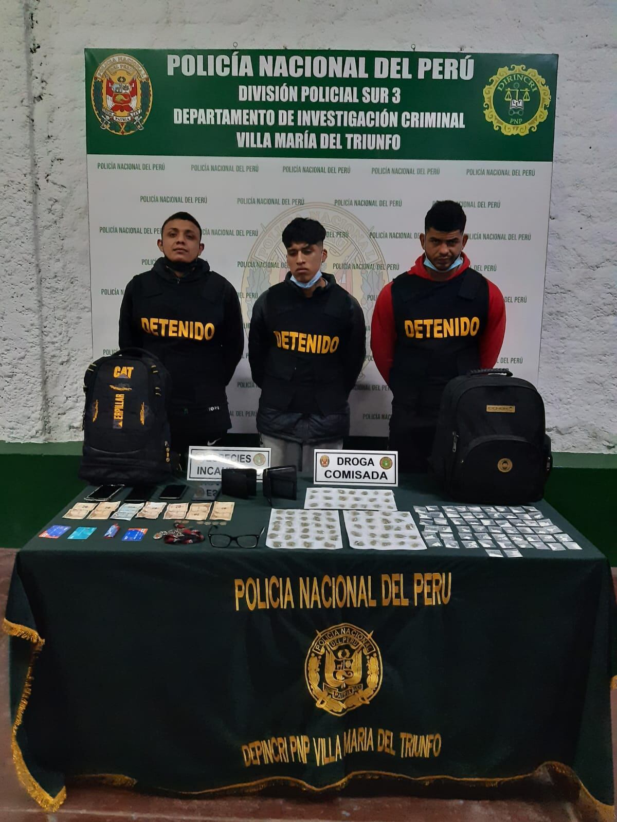 Juan R. V. C. (20), ‘Bolo’, Ricardo D. F. S. (28), ‘pato’, y Erick J. S. M. (25), ‘Chuky’, fueron intervenidos en una barbería cuando, según la policía, vendían droga.