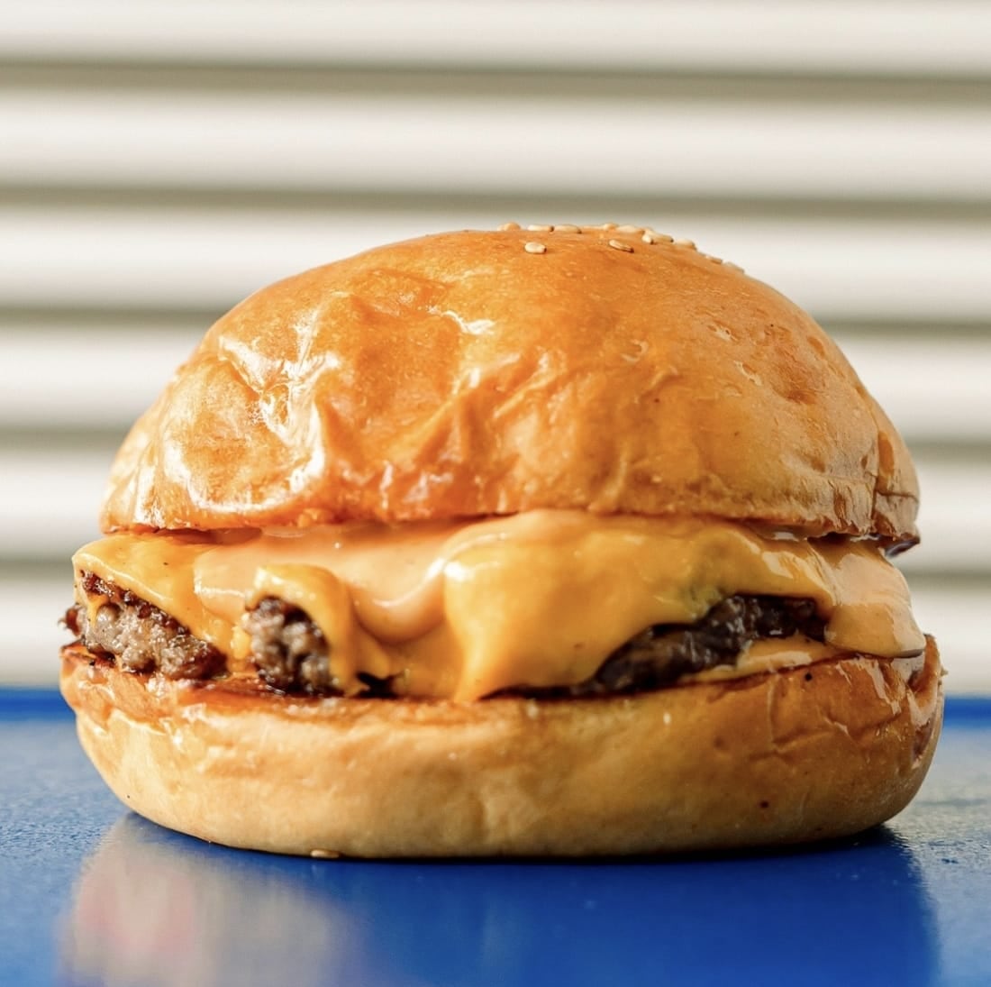 La Cheese Burger lleva carne de 120 gr, cheddar, salsa G.