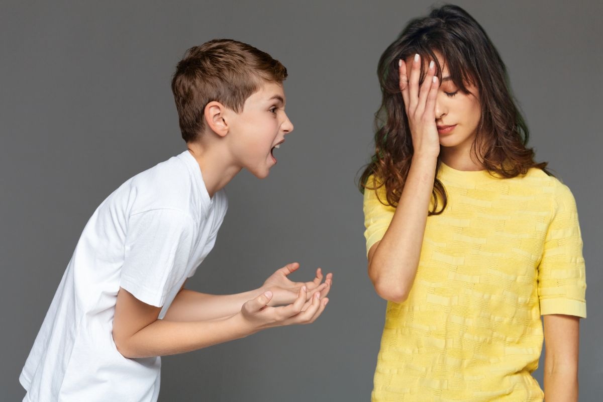 Enseñar con el ejemplo es clave: si hay insultos o golpes entre adultos, los hijos los imitan. Foto: Composición / iStock.
