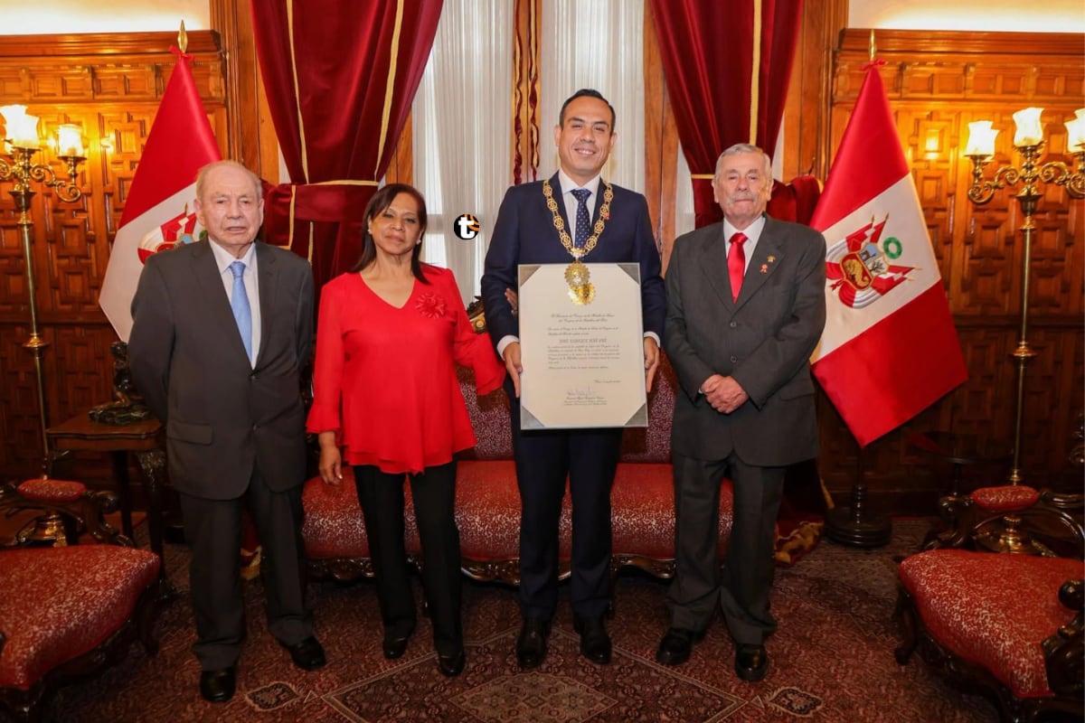 José Jerí junto a sus padres y el presidente del Congreso, Fernando Rospigliosi. Foto: Congreso
