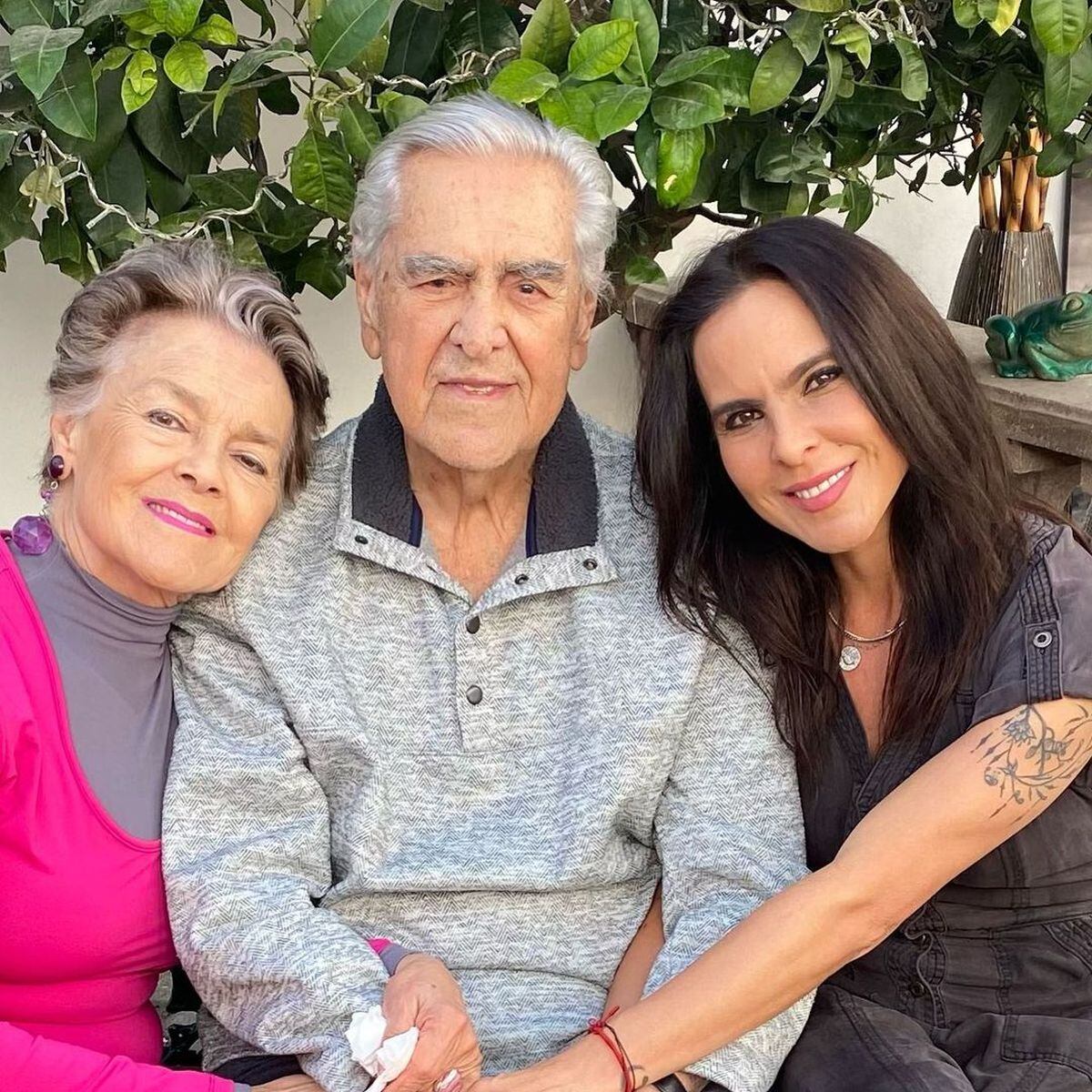La actriz junto a sus padres, Kate y Eric (Kate del Castillo / Instagram)