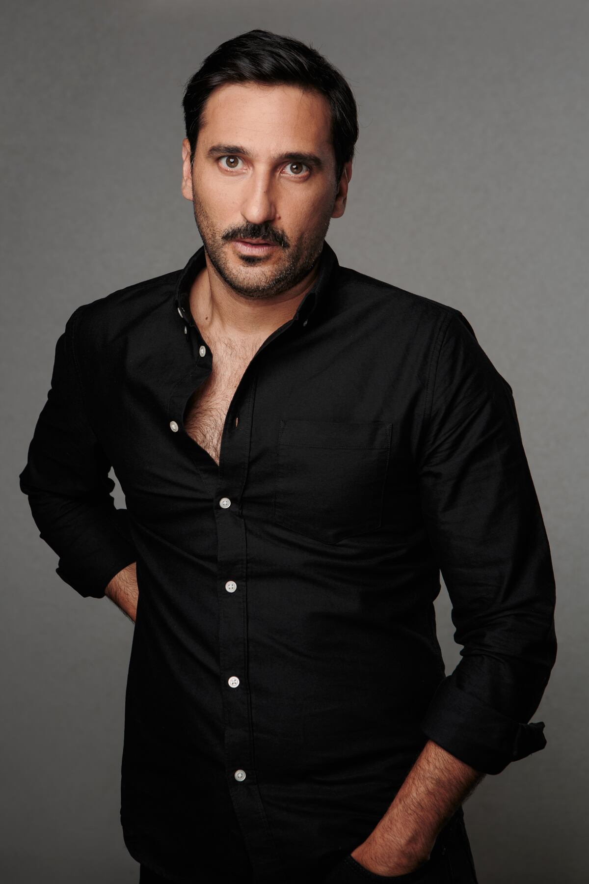 El actor encarna en "Muerto de risa" a Javi Fuentes, un conductor de talk show que consigue divertir a la gente burlándose de los demás.