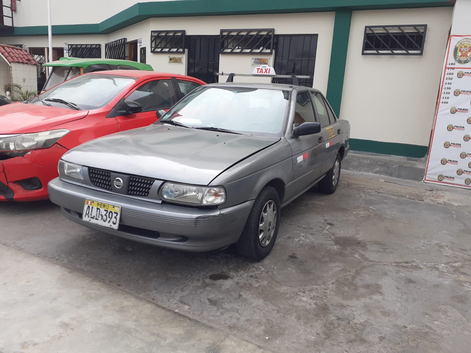 Esta banda de 'Los Chamos Tenderos' fue desbaratada al ser detenidos con ropa robada de un centro comercial. Ellos envolvían los precintos de seguridad con papel aluminio para bloquear los sensores de la puerta. (foto: TROME)