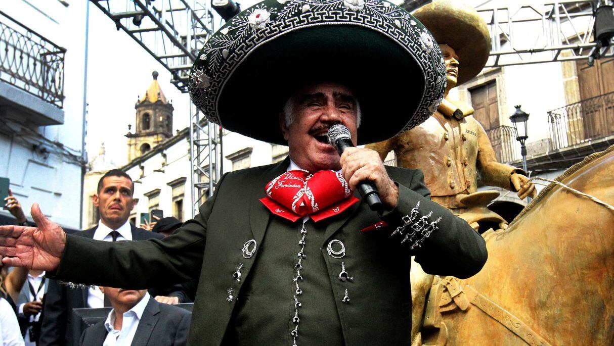 Vicente Fernández fue hospitalizado en México por lesión en las cervicales. (Foto: AFP)