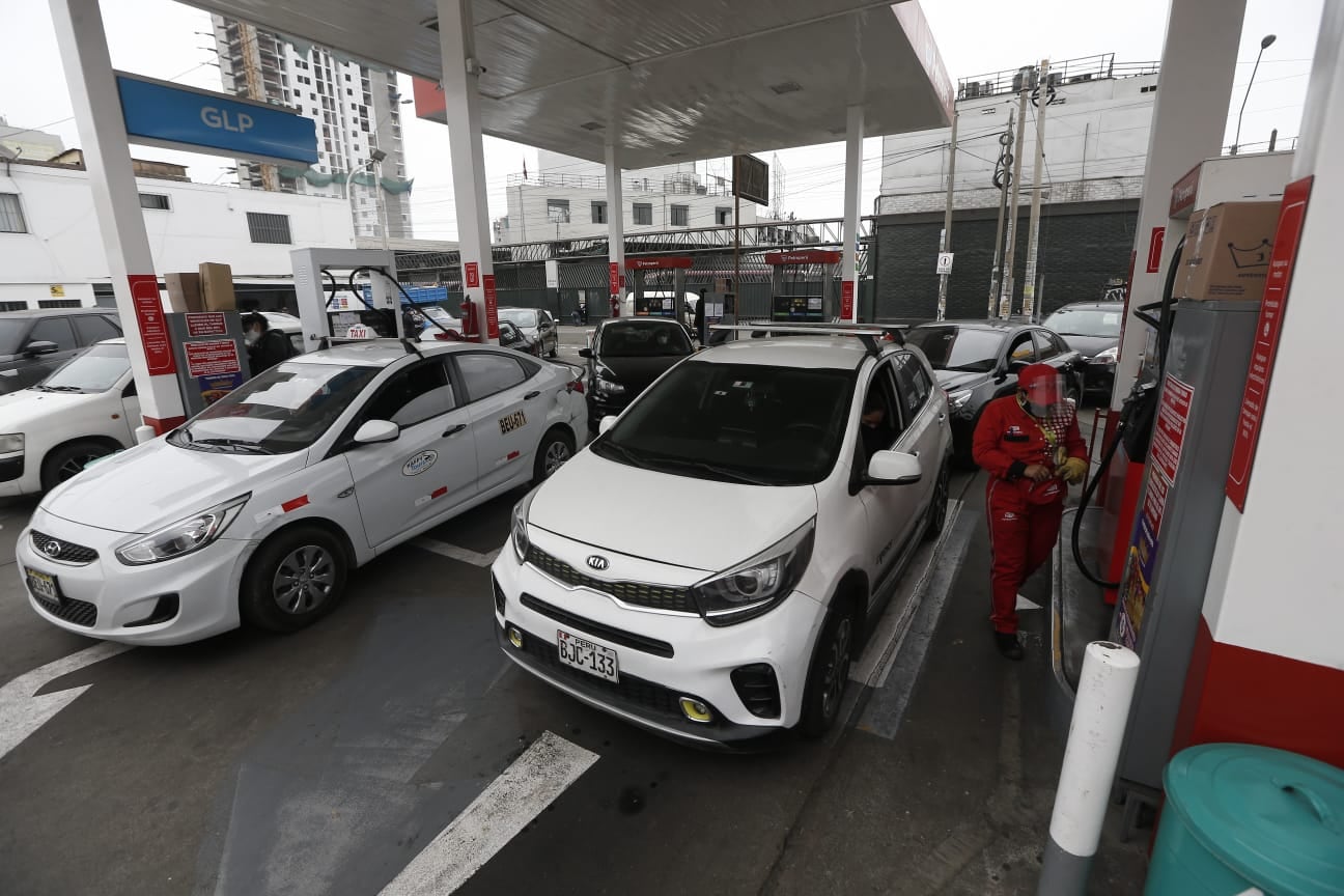 Taxistas tienen que lidiar con la falta de GNV (Foto : Jorge Cerdan/@photo.gec)
