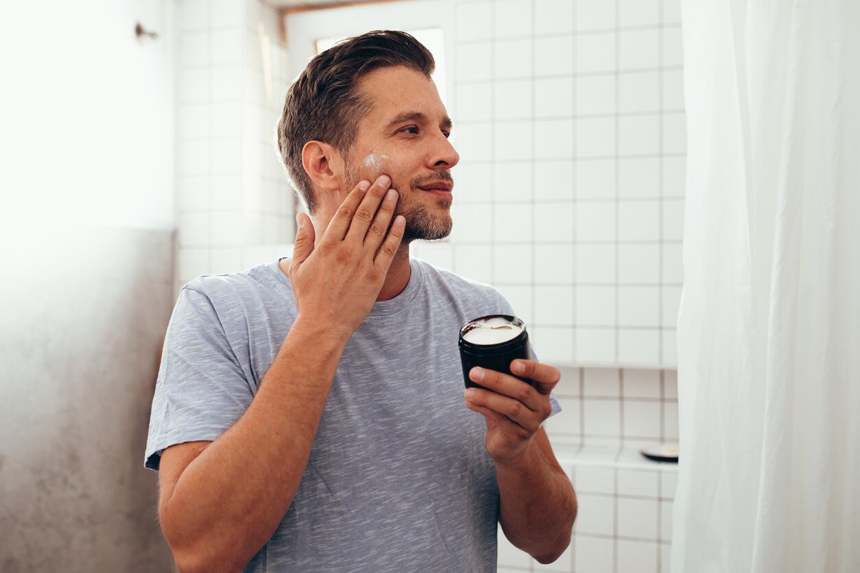 Échate una crema hidratante todos los días.